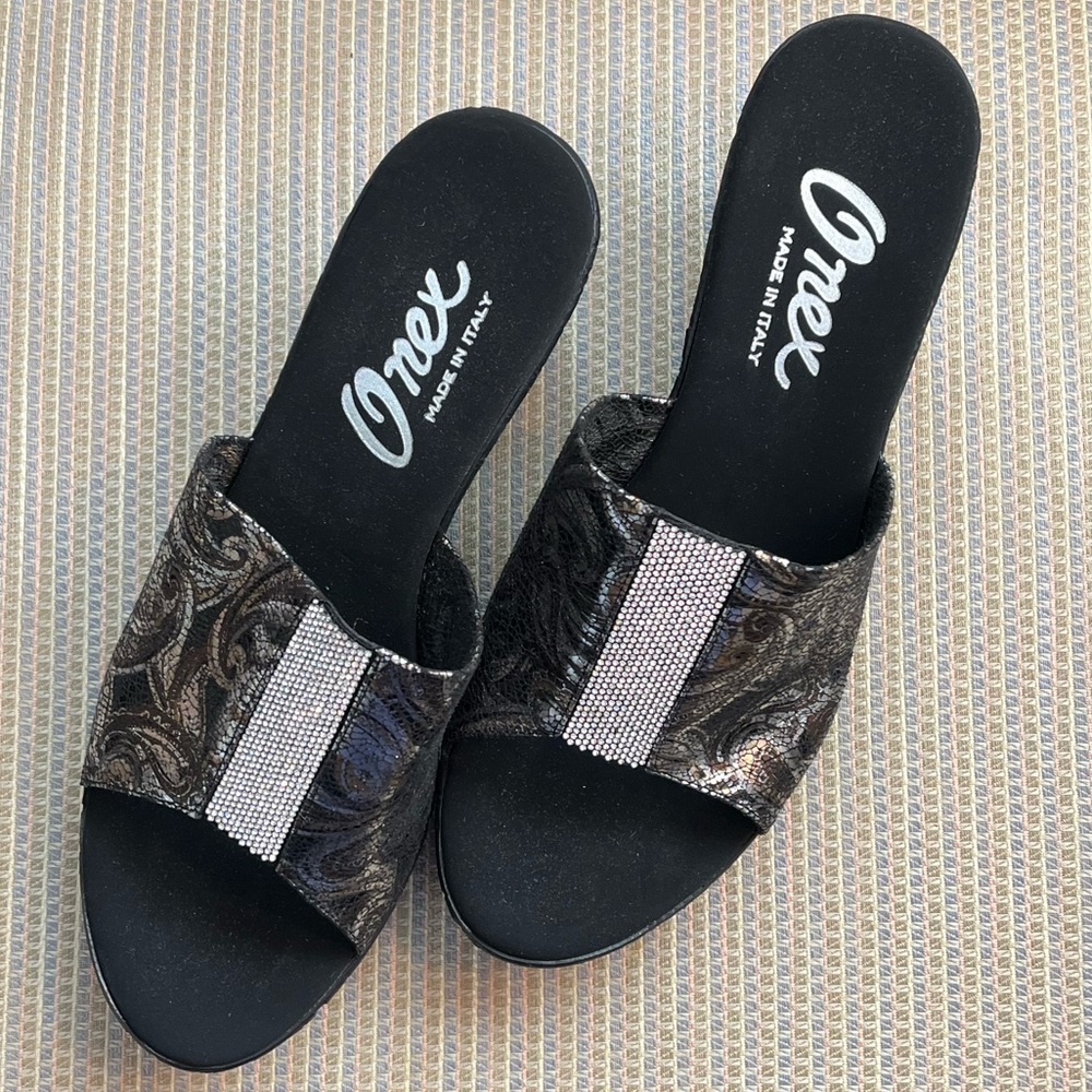 🆕Item Onex metallic mules.